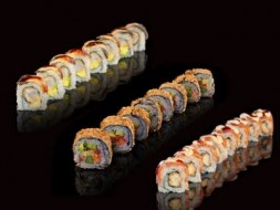 Escoge 3 Telemaki rolls Escoge 3 Telemaki rolls